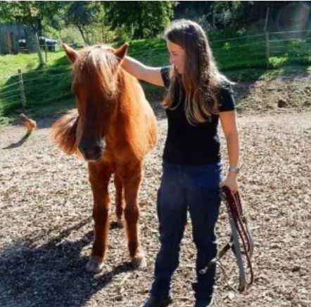 Katrin mit einem Isländer auf dem Paddock, Foto aus dem Artikel der Badischen Zeitung